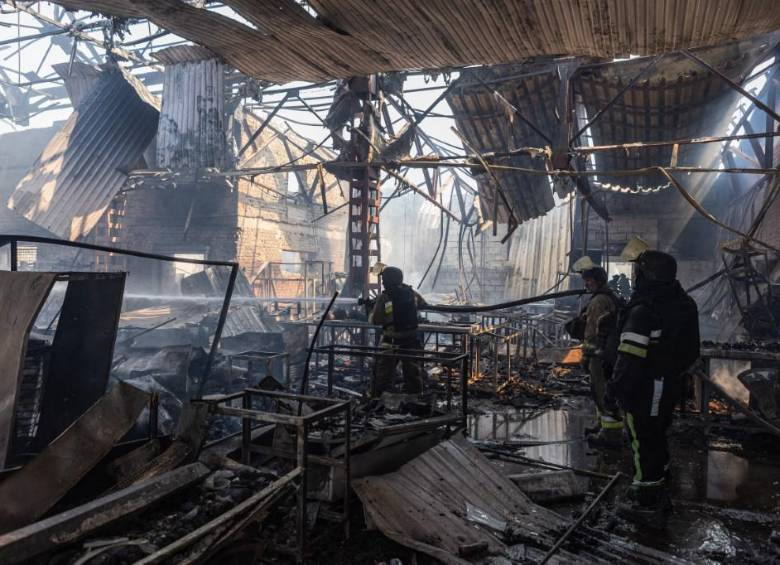 Anteriormente, equipos de emergencia ucranianos respondieron al incendio provocado por un ataque ruso con drones contra un mercado en Druzhkivka, en el este de Ucrania. Foto, AFP. 