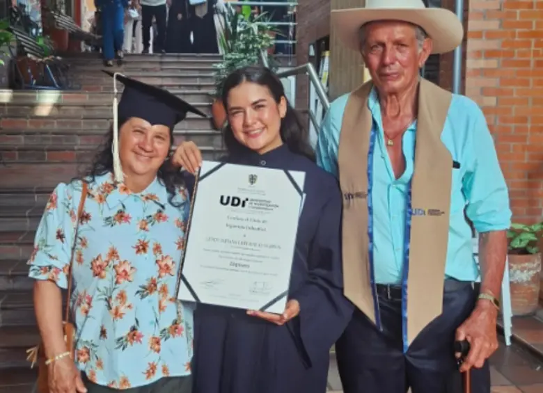 La joven recién graduada de una universidad en Bucaramanga, Santander, le rindió un emotivo homenaje a sus padres en modo de agradecimiento. FOTO: Redes sociales @leydy_carvajal