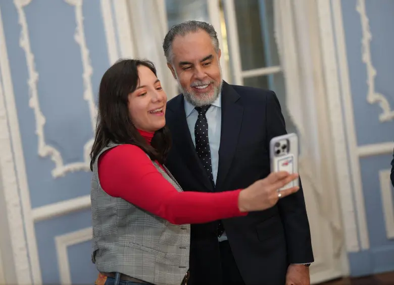 LoreMezza había manifestado su descontento con Benedetti, sin embargo, se tomó foto con él. Foto: Redes sociales.