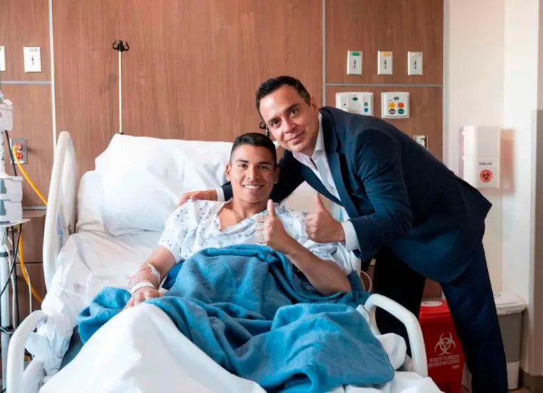 Víctor Velázquez presidente de Cruz Azul visitando a Kevin Mier quien fue operado de su pierna derecha. FOTO: Tomada de X @Victor_VelRan