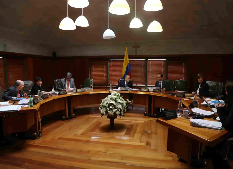 Magistrados de la Corte Constitucional discutiendo en la Sala Plena. FOTO: COLPRENSA.