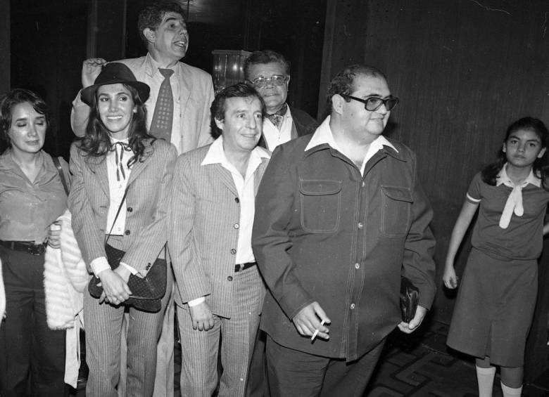 Roberto Gómez Bolaños (en el centro) más conocido como Chespirito, junto a su elenco en la Caminata de la Solidaridad en Colombia, en 1981. Foto Archivo Colprensa.