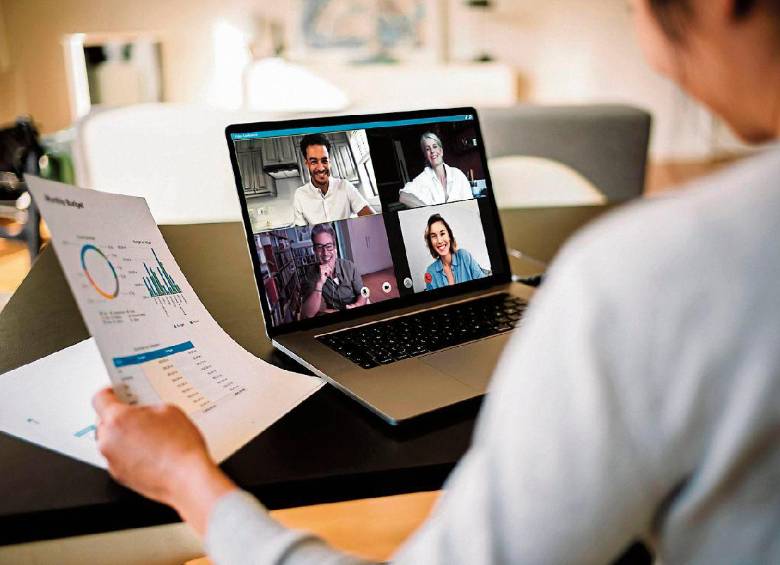 Persona en una entrevista virtual para acceder a un trabajo remoto. FOTO: GETTY