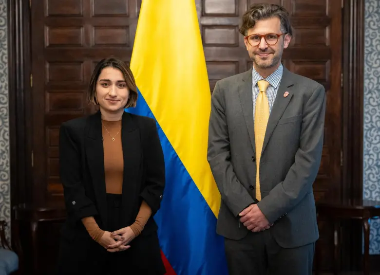 El viceministro Jaramillo junto a Laura Sarabia, quien recientemente renunció a su cargo de ministra de Relaciones Exteriores. FOTO: GOBIERNO NACIONAL