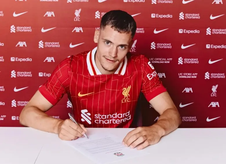 Wirtz firmando el contrato con Liverpool. FOTO: REDES SOCIALES LIVERPOOL