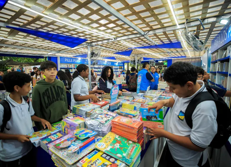 Durante la Fiesta del Libro, la editorial Planeta entregó una donación de libro para las bibliotecas de Medellín. Foto: Camilo Suárez