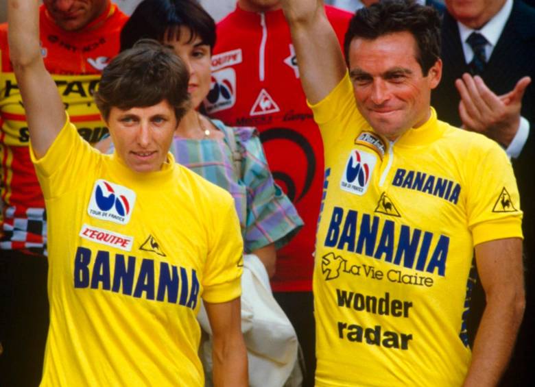 El ciclista francés Bernard Hinault celebra el título del Tour de Francia junto a María Canins, quien fue la ganadora de la edición femenina de la carrera en 1985. FOTO: GETTY