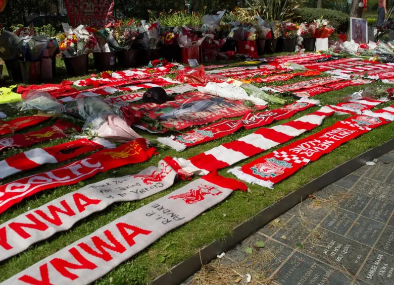 Bufandas y otros objetos para homenajear a Diogo Jota en Anfield. FOTO: AFP