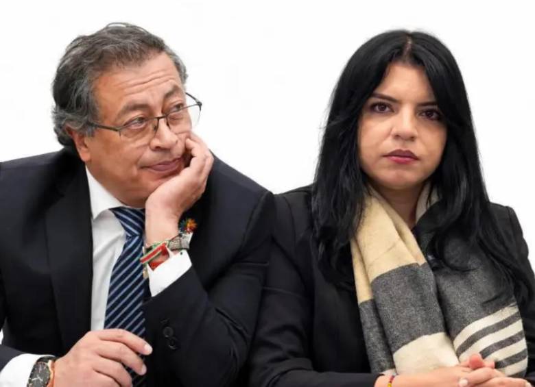 Deyci Jiménez (derecha) lo señaló de presuntamente facilitarle contratos estatales a cambio de favores sexuales. FOTO: Captura de video de Semana y Presidencia de la República.