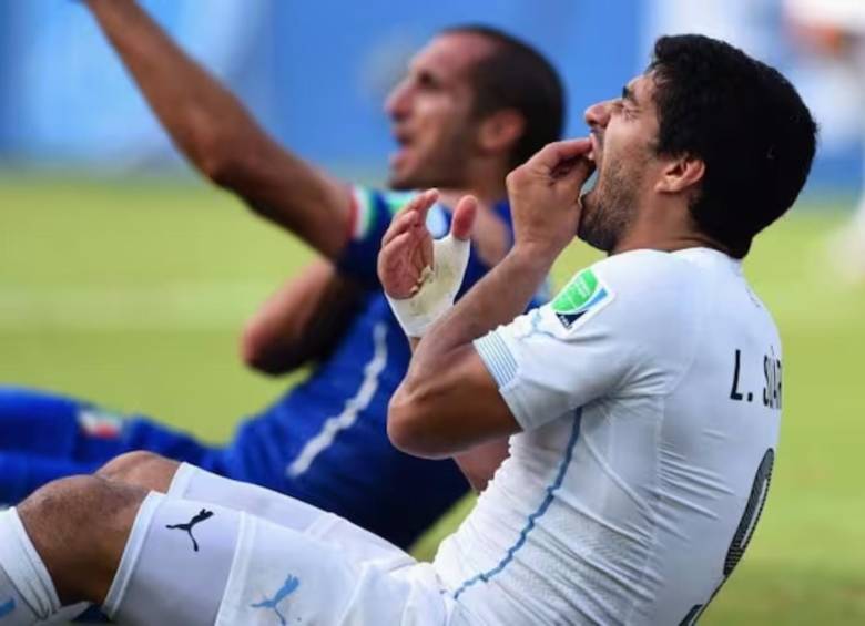 Luis Suárez después de morder a Giorgio Chiellini en el Mundial de 2014. FOTO: GETTY