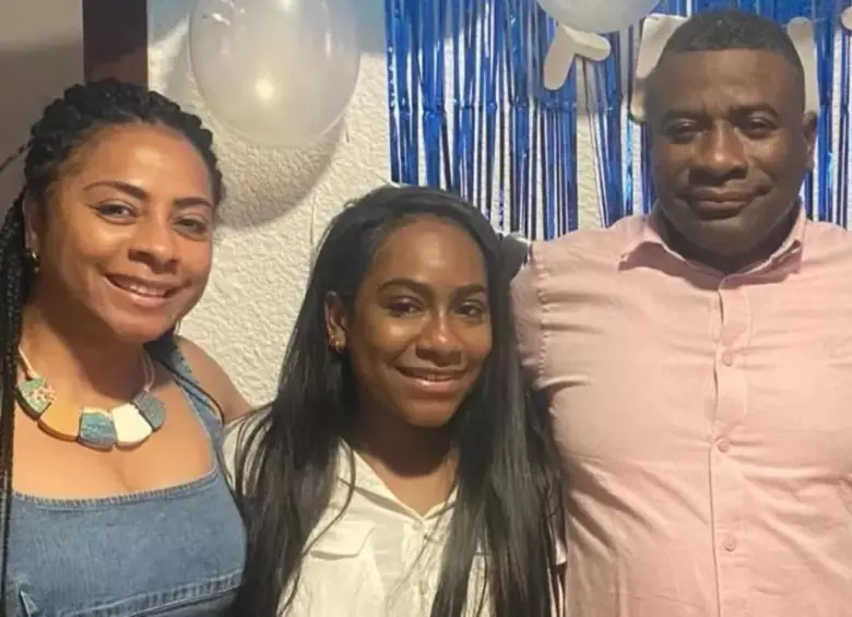 Layli (centro) junto a sus padres, que según ella también fueron agredidos por los policías. FOTO: CORTESÍA REDES SOCIALES