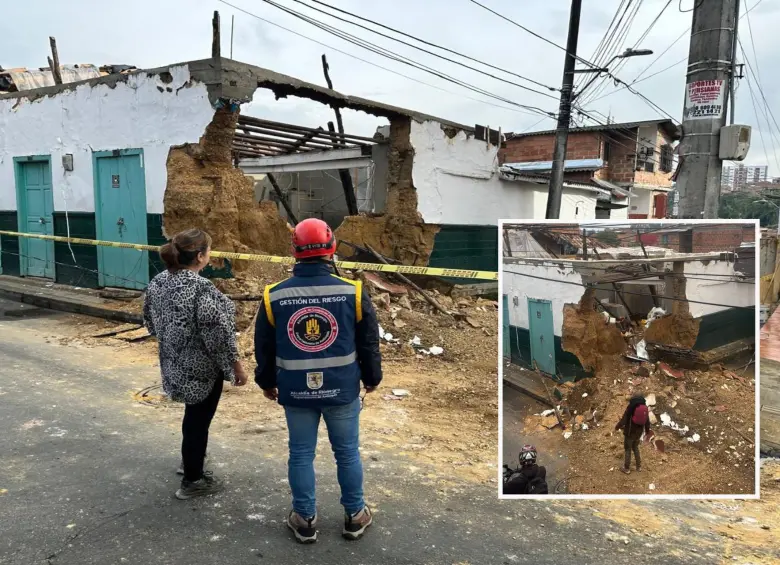 Adelante, instantes después de la caída de la fachada. Atrás, organismos de socorro evaúan la estructura. FOTO: Cortesía