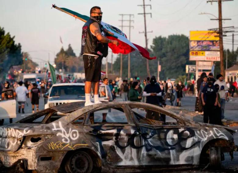 La situación continuaba tensa este lunes en Los Ángeles tras tres días de enfrentamientos entre las autoridades y los manifestantes por las políticas migratorias de Trump. FOTO: Getty