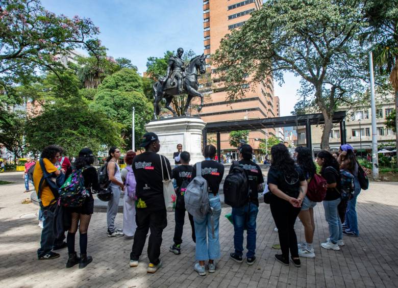 Los recorridos se hacen en la tarde, a partir de un punto de encuentro acordado. Van entre 25 y 30 jóvenes. FOTO Esneyder Gutiérrez 