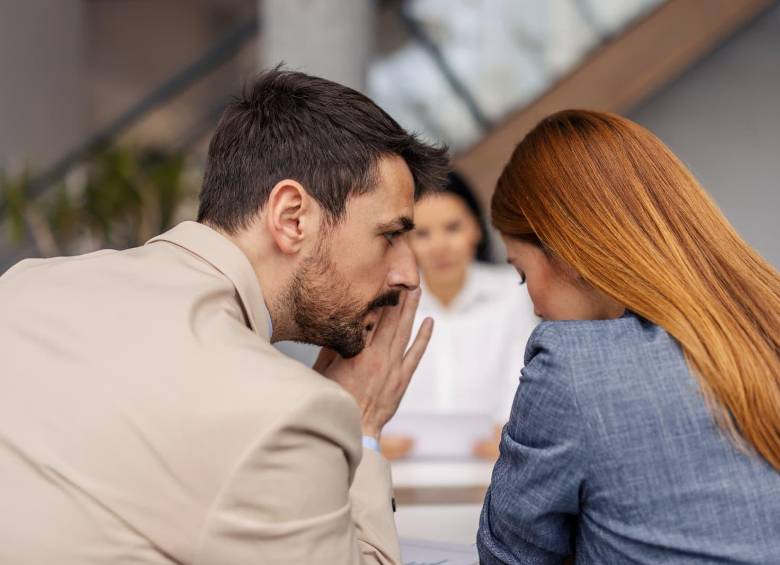 Según estudios, el chisme contribuye a mantener buenas relaciones sociales y a evitar comportamientos egoístas. FOTO: Getty