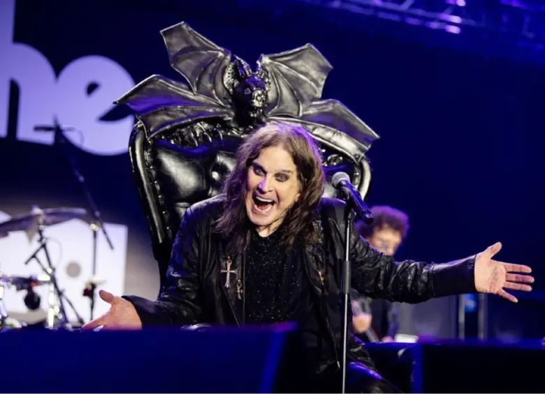 Ozzy en medio de una de sus últimas presentaciones con Black Sabbath. FOTO: Redes sociales @OzzyOsbourne
