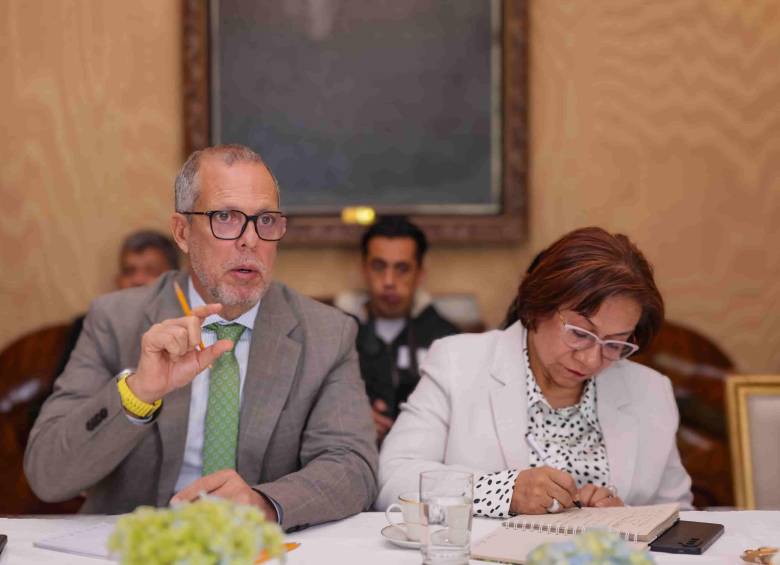 Villavicencio (derecha) asumió transitoriamente en reemplazo de la saliente canciller Laura Sarabia, que renunció justamente en medio de diferencias por la contratación alrededor de los pasaportes. FOTO: PRESIDENCIA