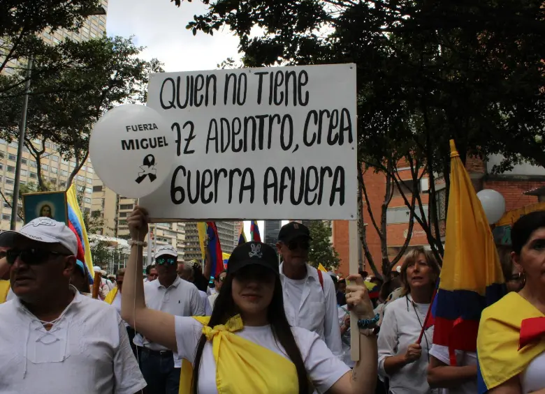 Los asistentes rechazaron la intolerancia y la violencia desde los sectores políticos. Foto: Loren Buitrago