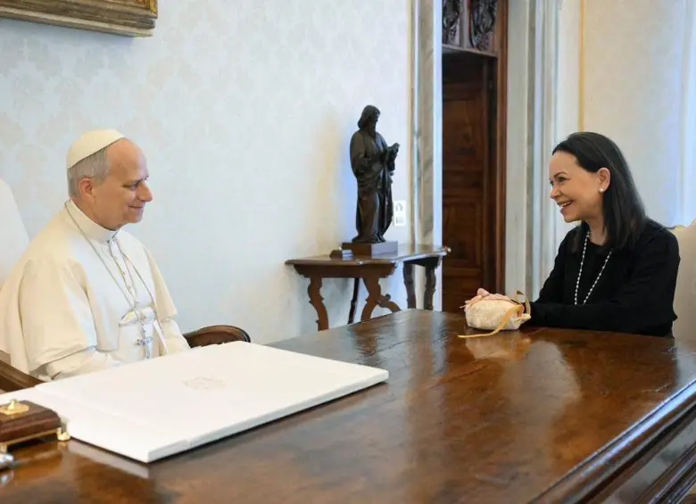 El papa León XIV y la líder opositora María Corina Machado se reunieron en el Vaticano este 12 de enero de 2026. FOTO: Vaticano