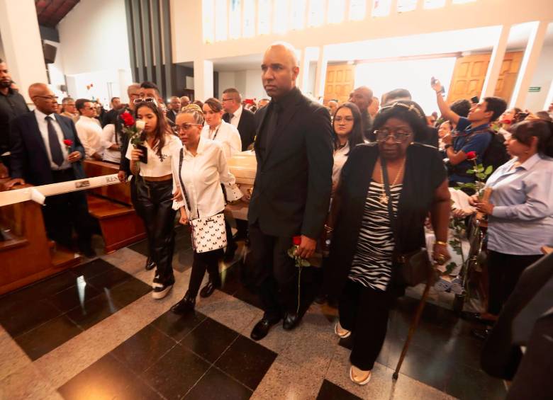 Dos de los hijos de la senadora Piedad Córdoba estuvieron al frente de su féretro en el ingreso y la salida de la eucaristía en su memoria realizada este martes. FOTO CARLOS VELÁSQUEZ