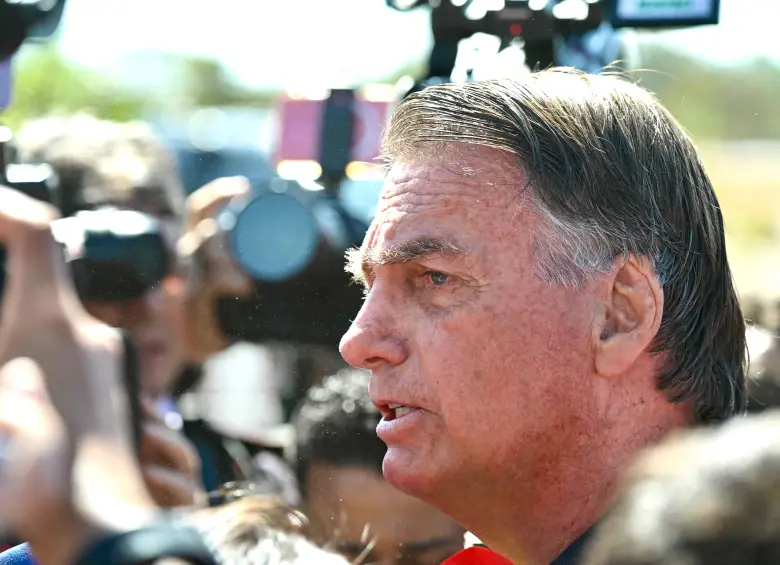 El Supremo Tribunal Federal de Brasil impuso este viernes una tobillera electrónica al expresidente Jair Bolsonaro como medida preventiva tras sospechas de fuga. Imagen, AFP. 
