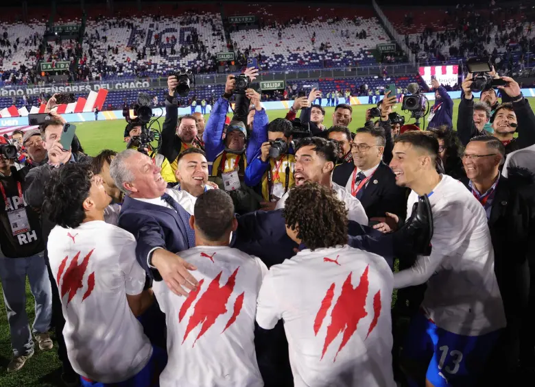 Los jugadores celebrando con el profesor Alfaro. FOTO: Redes sociales @Albirroja