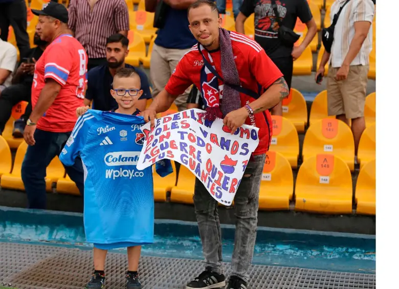 Testimonio de buen gesto de Aguerre con un niño en el Atanasio, este domingo. FOTO CORTESÍA DONALDO ZULUAGA 
