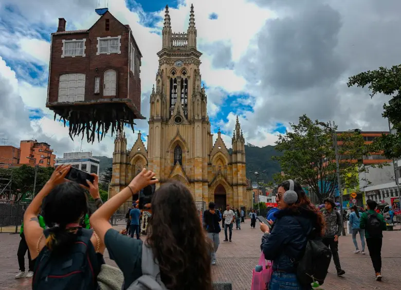 Esta casa en el aire ha llamado la atención de bogotanos y turistas. FOTO AFP