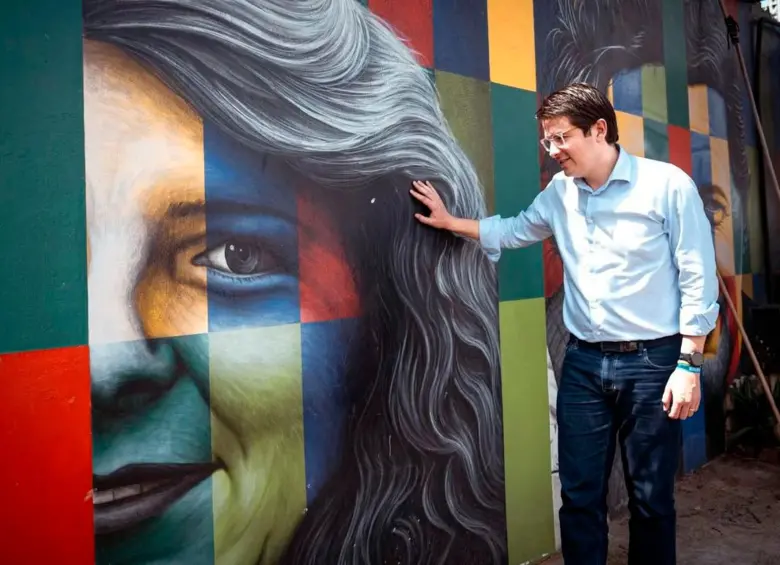Miguel Uribe junto a un mural de su madre, Diana Turbay, en Bucaramanga. FOTO: Tomada de Instagram @migueluribet