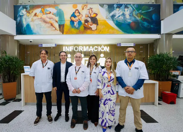 Equipo médico del Hospital General de Medellín y el alcalde de la ciudad, Federico Gutiérrez. FOTO: CORTESÍA