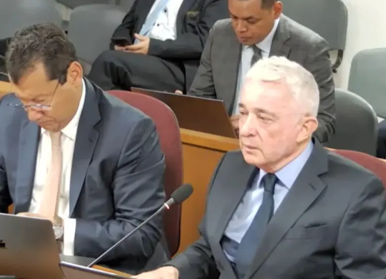 Álvaro Uribe se defiende en juicio por soborno a testigos. Foto: captura de pantalla