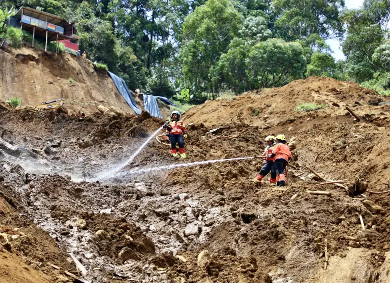 Organismos de socorro continúan las labores de búsqueda en la vereda Granizal, en Bello, tras el deslizamiento de tierra que ha dejado 25 muertos y cinco desaparecidos. Cortesía, Alcaldía de Bello, Antioquia. 