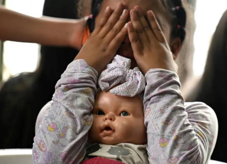 Fue capturada en el municipio risaraldense de Santa Rosa de Cabal una mujer de 27 años, acusada de perpetrar graves delitos de tortura y agresión sexual en contra de una niña de 10 años. Esta es una imagen de referencia. FOTO: AFP