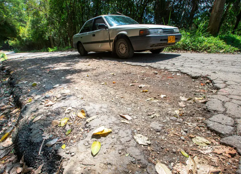 La última vez que le pusieron mano a la vía, según el alcalde, fue en 1998. Desde hace varios años este carreteable sufre un fuerte deterioro y se ha convertido en una trampa peligosa. FOTO JUAN ANTONIO SÁNCHEZ