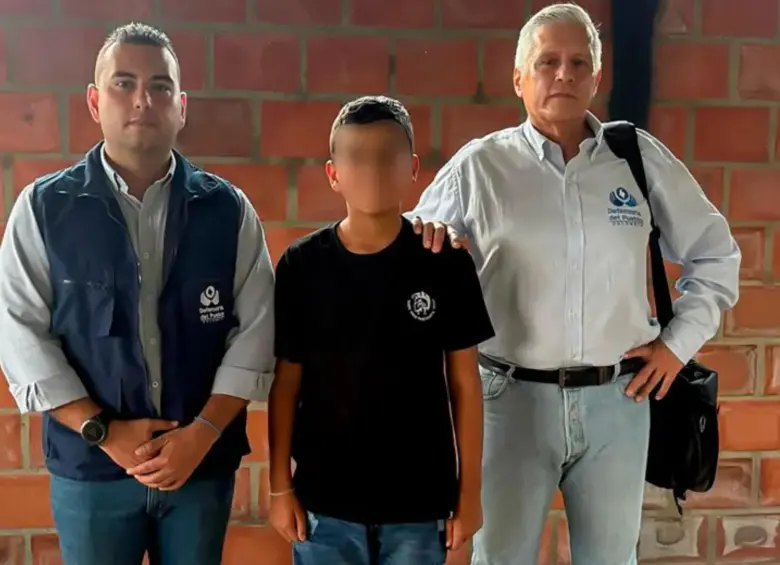 El niño liberado junto a miembros de la Defensoría. FOTO: CORTESÍA