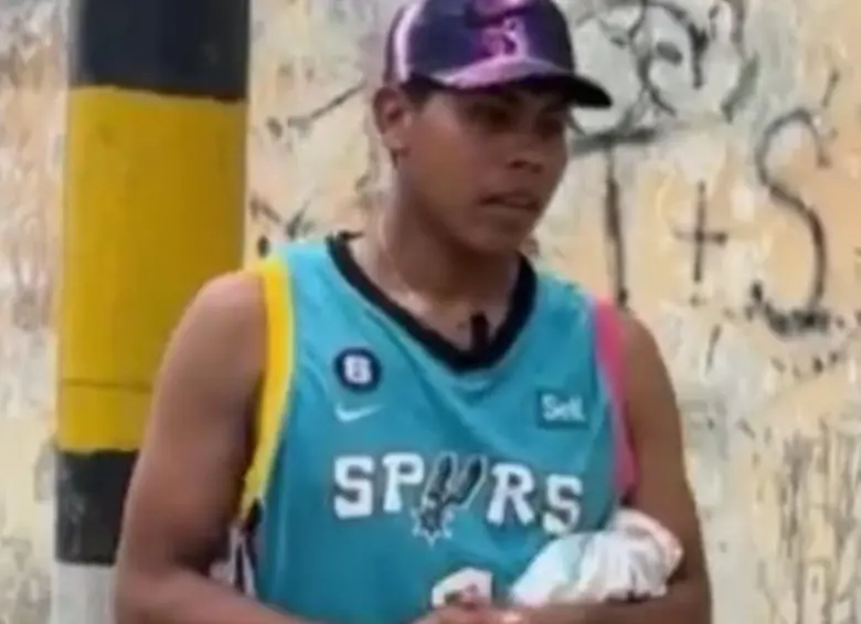 Él es Joel Agames, el joven que encontró y rescató a la bebé recién nacida del basurero. FOTO: Redes sociales Policía Nacional y @rpcradiolorica
