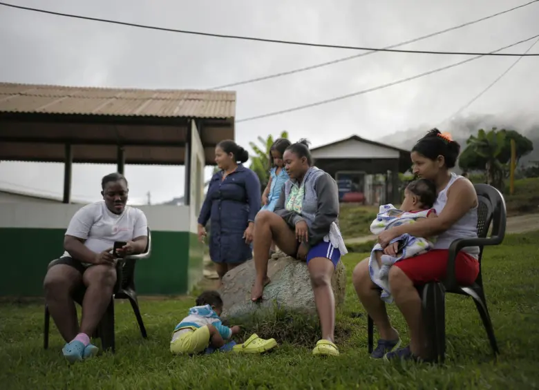 Firmantes de paz en su ETCR en Dabeiba, tras la firma del Acuerdo. Foto: Colprensa