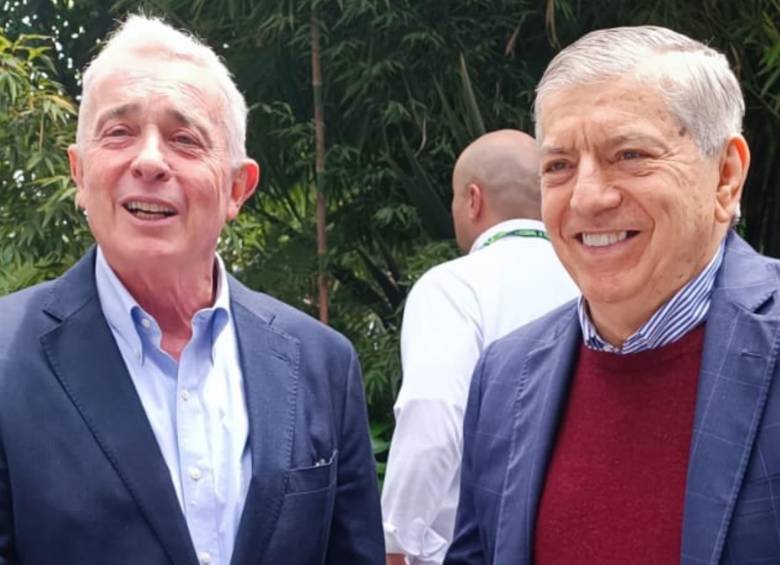 Expresidentes Cesar Gaviria y Álvaro Uribe. Foto: Colprensa Expresidentes Cesar Gaviria y Álvaro Uribe. Foto: Colprensa