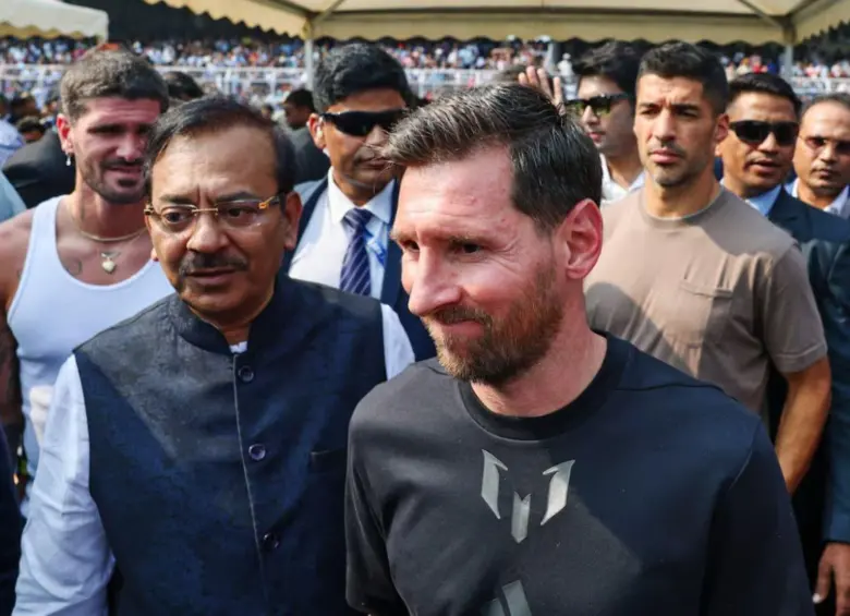 Lionel Messi junto a Rodrigo de Paul y Luis Suárez visitando India. Foto: AFP
