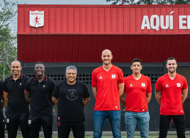 David González con su equipo de trabajo. FOTO: Redes sociales @AmericadeCali