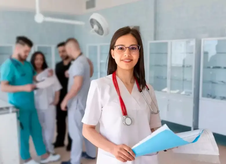Profesionales de la salud trabajando en el Pablo Tobón Uribe, institución que amplía su planta de personal ante la alta demanda del sector. FOTO: GETTY