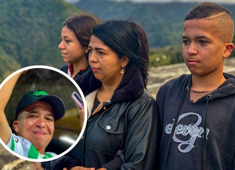 A sus 13 años, este valiente joven de Ituango cumplió el sueño de pisar el camerino de sus ídolos, recibir una camiseta autografiada y sentir el rugido del Atanasio Girardot. FOTO: Cortesía