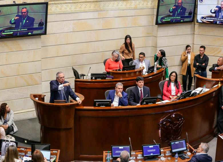 La sesión arrancó hasta las 4:00 de la tarde y una de las voces más fuertes contra el ánimo constituyente planteado por el mandatario fue la del senador Iván Name, presidente de la Corporación. FOTO: COLPRENSA