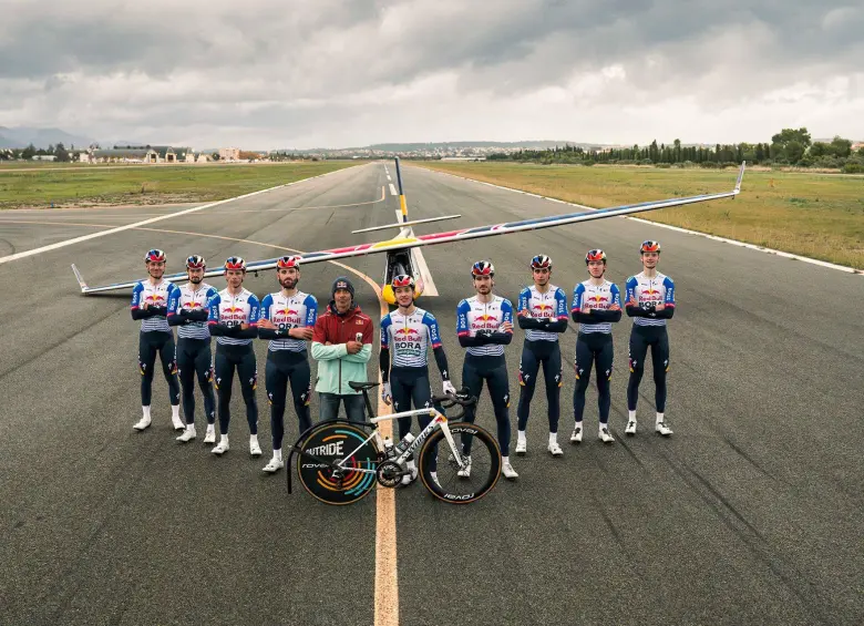 Nueve ciclistas rodaron a una velocidad de 54 km/h para impulsar una avioneta. Foto: @RBH_ProCycling