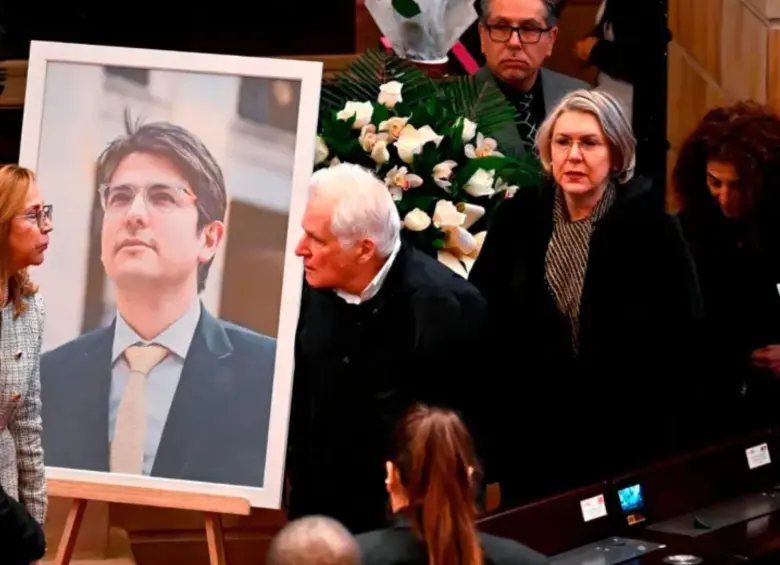 Miguel Uribe Londoño, padre de Miguel Uribe Turbay, decidió seguir con su camino político, pero fue excluido después por el Centro Democrático. FOTO: AFP