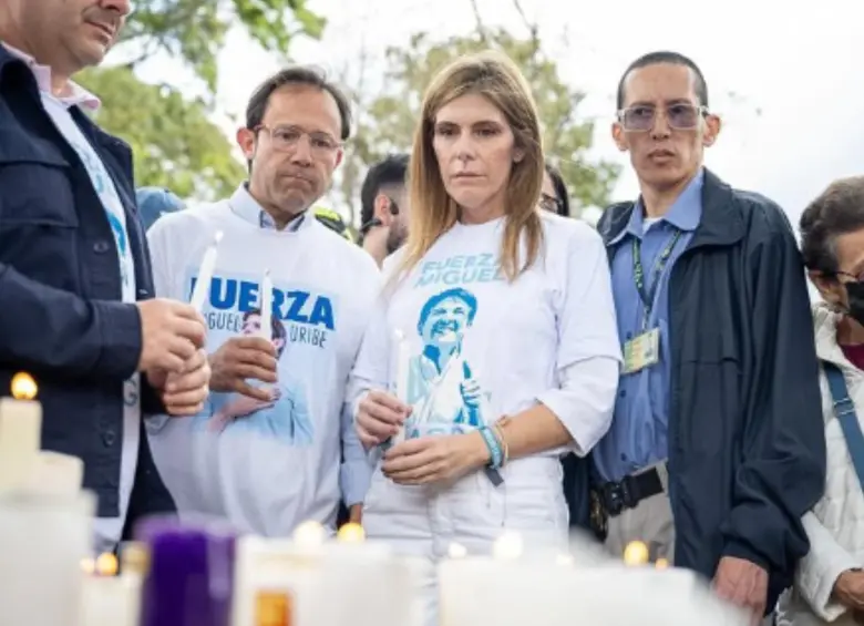 María Carolina Hoyos en medio de una velatón por su hermano Miguel Uribe Turbay. FOTO: Tomada de redes sociales @mcarolinahoyost