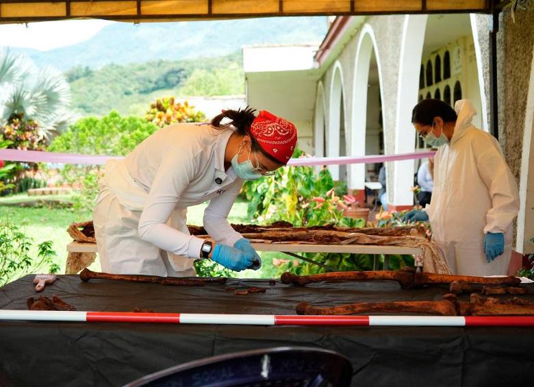 Luego de la exhumación de los cuerpos viene un intenso trabajo para lograr su identificación. FOTO: Cortesía UBPD