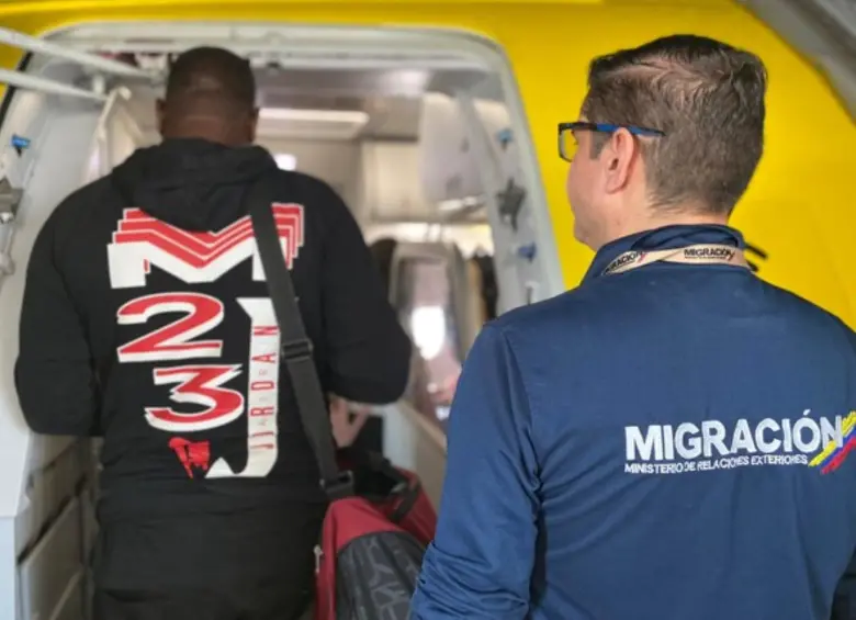 Van más de 70 ciudadanos extranjeros inadmitidos en el aeropuerto internacional José María Córdova de Rionegro. FOTO: Migración Colombia / Colprensa