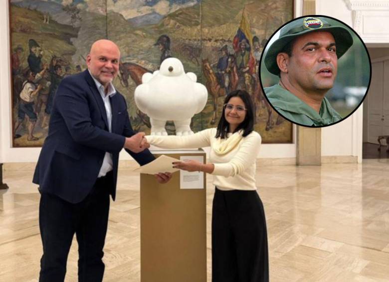 Salvatore Mancuso posó junto a la directora del Dapre, Angie Rodríguez en el salón donde está ubicada la emblemática paloma de la paz de Fernando Botero. Fotos: @MancusoSalvat y Colprensa
