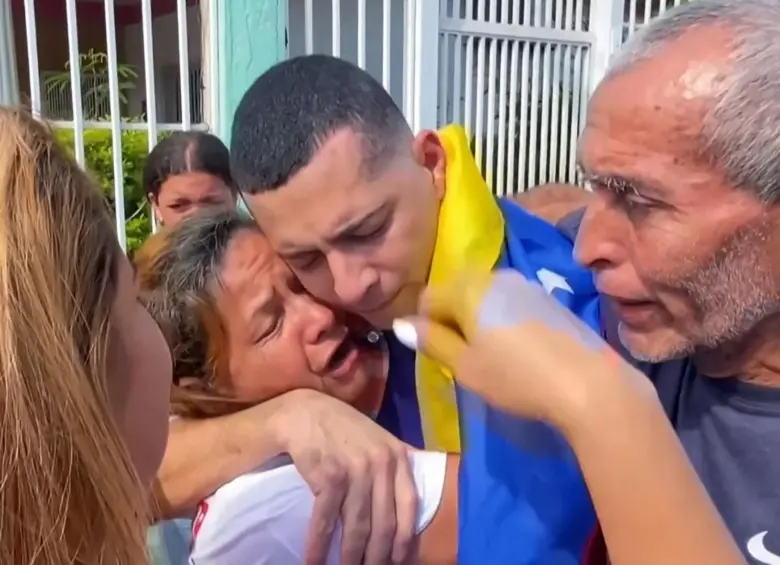 Después de muchos meses y ser acusado sin pruebas, este venezolano luchó, junto a muchos otros, ante las adversidades para sobrevivir en la megacárcel para criminales de El Salvador. FOTO: AFP
